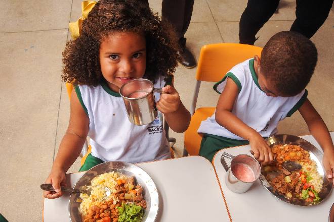 Crianças se alimentando nas escolas – © Assessoria