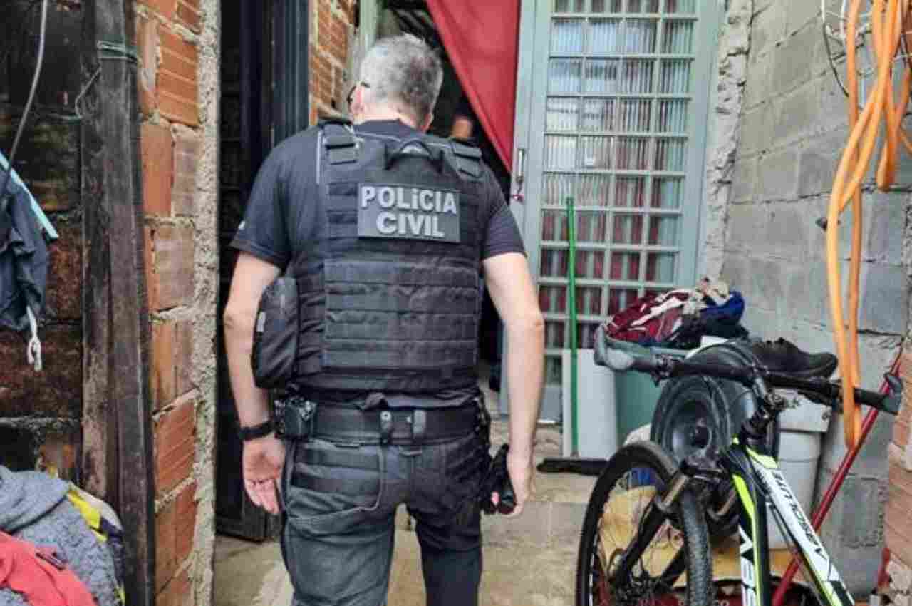 Os agentes cumpriram mandado de busca e apreensão em uma casa de Samambaia | © PCDF/Divulgação