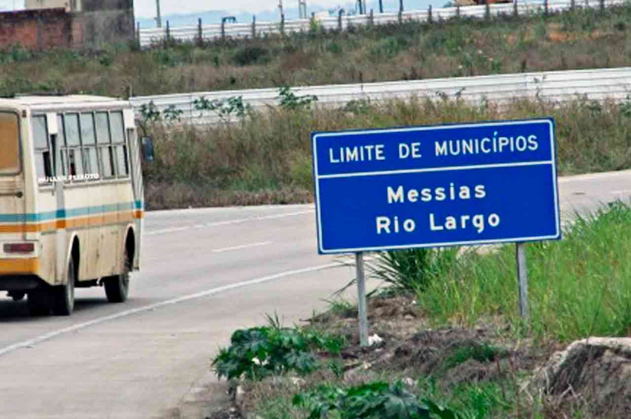 Placa informando limite entre as cidades de Messias e Rio Largo | © Müller Peixoto