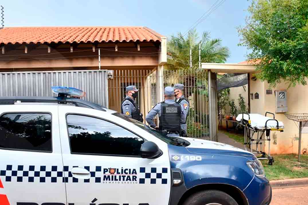 Polícia Militar na residência onde o idosos foi encontrado morto | © Varlei Cordova/AGORA MT