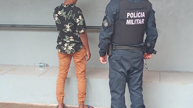 Jovem mata namorada com 40 facadas e manda foto do corpo para a mãe dela