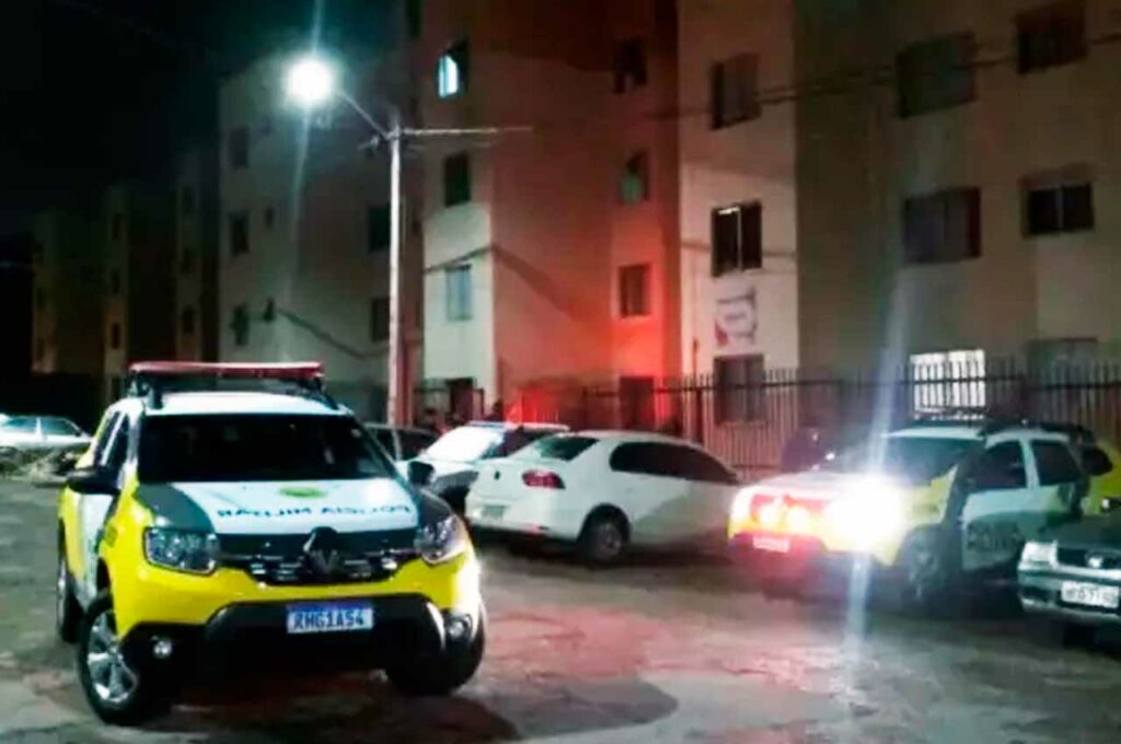 Para se salvar, mulher se joga de prédio onde outras três pessoas foram mortas