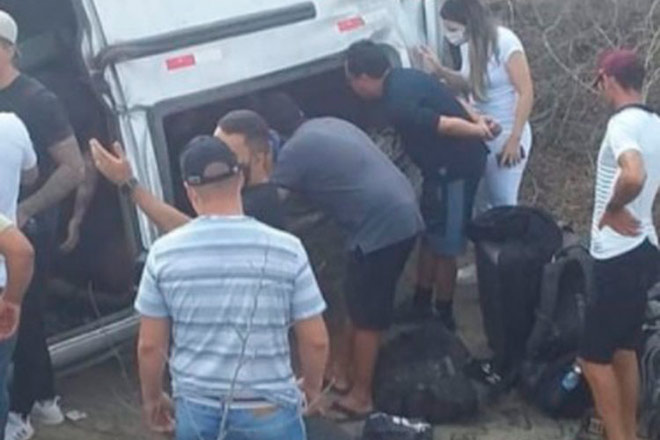 Acidente: Veículo que transportava banda de Gusttavo Lima capota