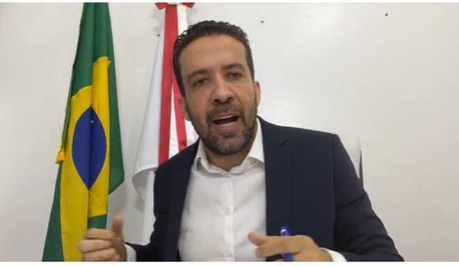 André Janones se revolta com “mixaria de R$ 112” no aumento do salário mínimo