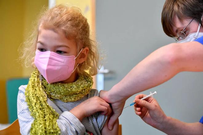 Criança sendo vacinada - @Reprodução