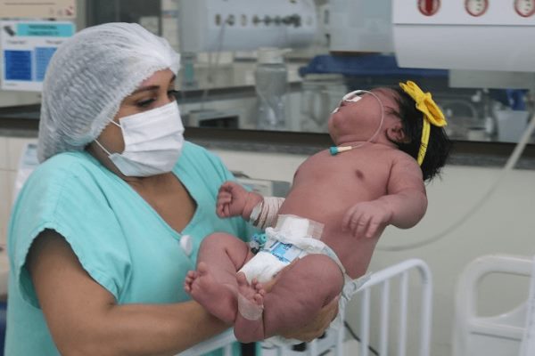 Estefany Araújo Evangelista - a bebê que nasceu com 7 quilos