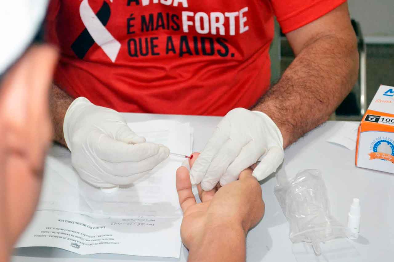 Homem fazendo o teste rápido para HIV | © Ana Paula Tenório