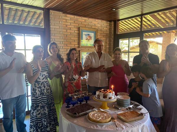 Manoel Gomes de Barros cercado por familiares em seu aniversário