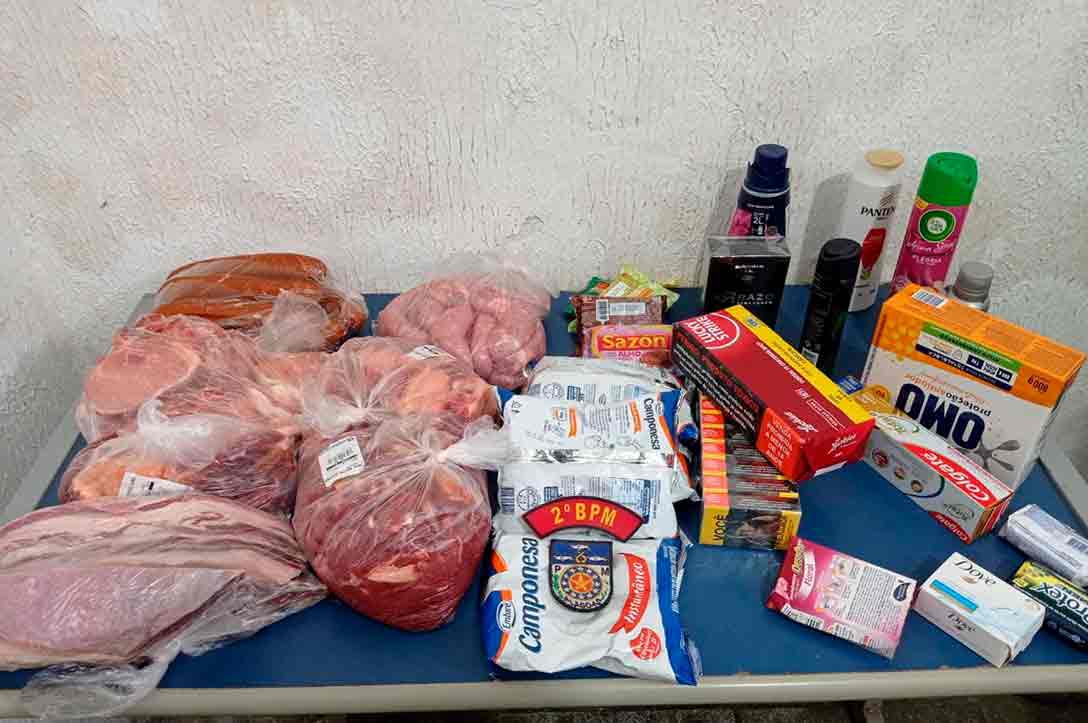 Entre os produtos furtados estavam carnes, linguiças, leite em pó, creme dental | © PMAL