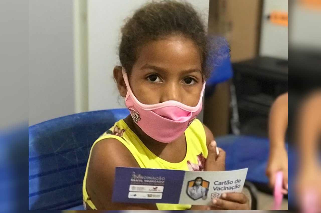 Primeira criança vacinada no município foi a pequena Any Gabriela de Lima Ferreira, de 8 anos – © Assessoria