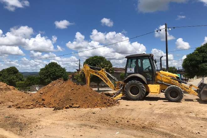 Prefeitura de Branquinha inicia terraplanagem de terreno onde será implantada creche CRIA