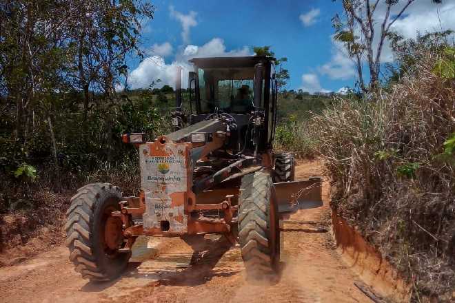 Retroescavadeira utilizada nos trabalhos de melhoria das via na zona rural de Branquinha – © Ascom/Branquinha 