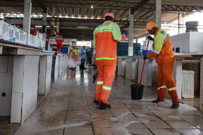 Servidores de Maceió trabalhando no processo de limpeza e desinfecção de áreas públicas – © Assessoria