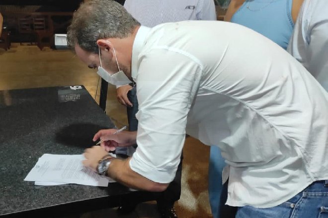 Olavo Neto, prefeito de Murici assinado documento – © Assessoria