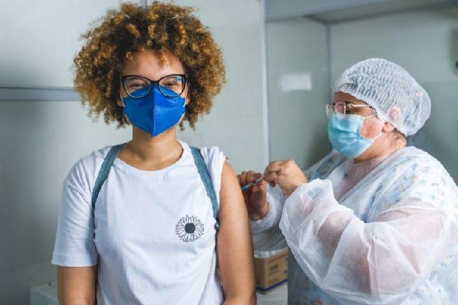 Jovem sendo vacinada contra a Covid-19 – © Ascom/Prefeitura de Maceió