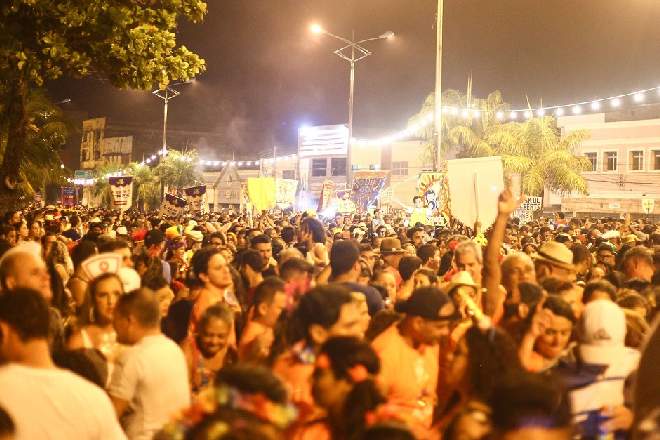 Pessoas festejando eventos carnavalesco em Maceió – © Reprodução/Internet 