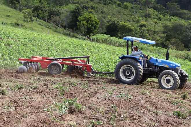 Homens do campo são beneficiados com equipamentos agrícolas em Santana do Mundaú