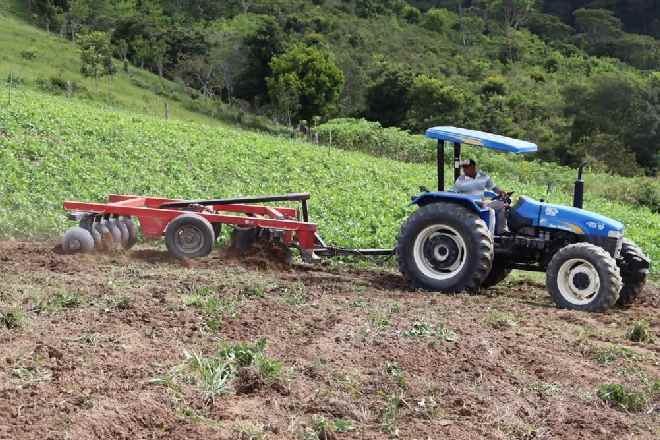 Trator auxiliando nos serviços do agricultor de Santana do Mundaú – © Assessoria 