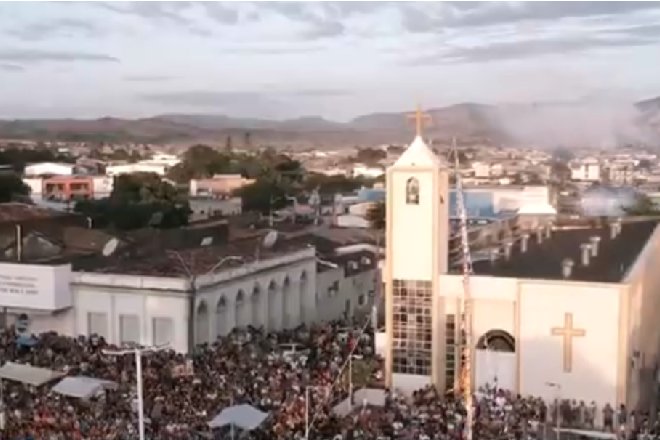 Imagem do mastro sendo erguido – © Reprodução