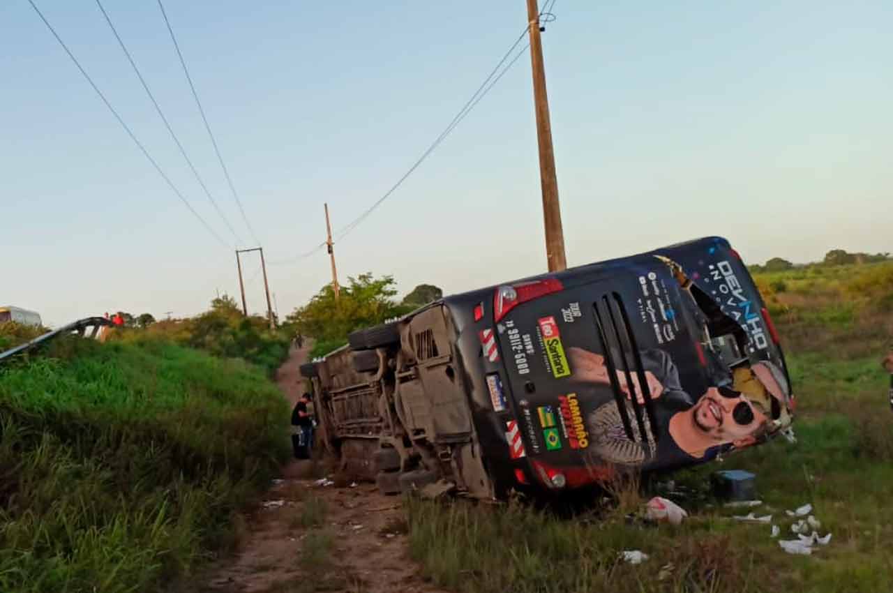 Ônibus tombou em trecho da BR-101, na zona rural de São Sebastião | © PRF