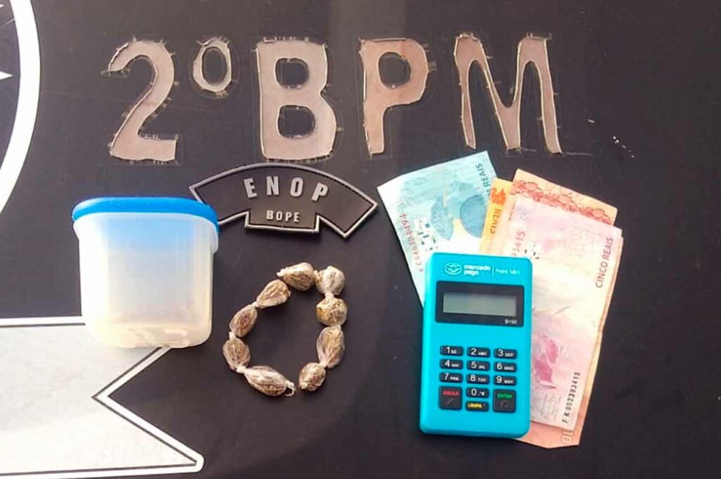 Os policiais encontraram com o suspeito 9 bombinhas de maconha, uma maquineta de cartão de crédito e R$ 155 | © PMAL