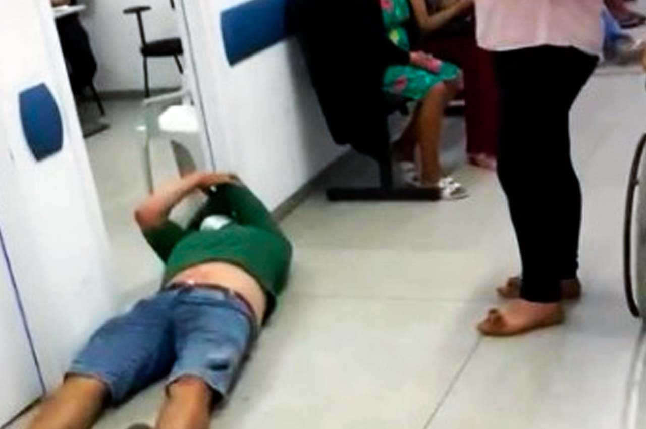 Paciente deita no chão e pede para ser atendido | © Cortesia ao BR104
