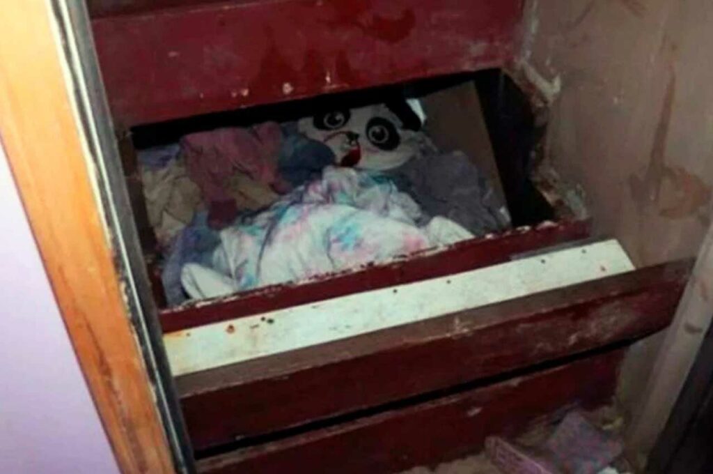 Criança sequestrada há mais de dois anos é encontrada em quarto secreto