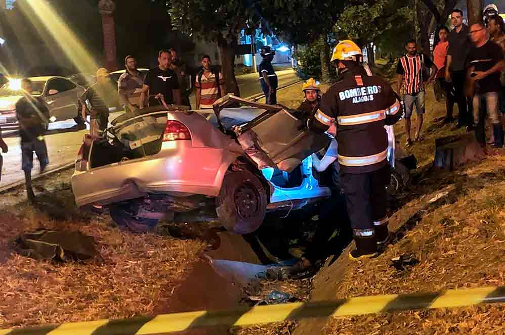 Capotamento de veículo deixa dois feridos graves em avenida de Maceió