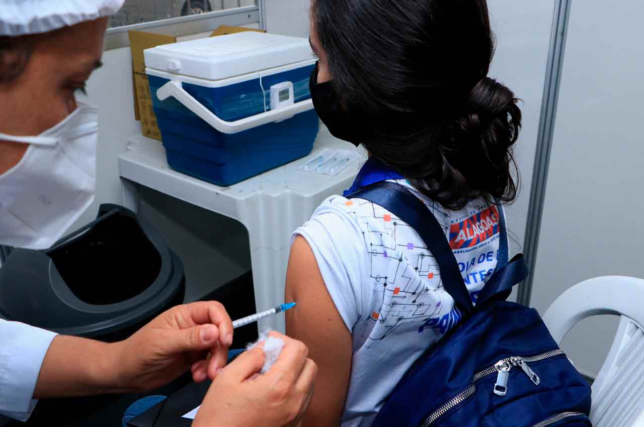 Aluna da rede pública estadual de ensino sendo vacinada contra a Covid-19, em Alagoas | © Assessoria