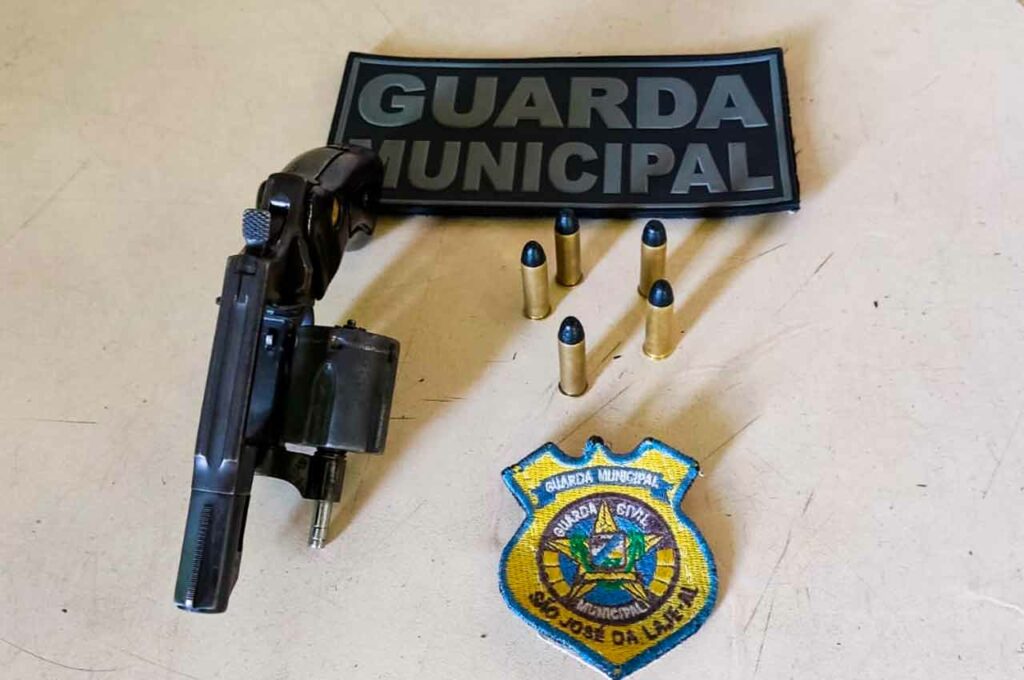 Arma apreendida pela Guarda Municipal com jovem de 21 anos em São José da Laje | © BR104