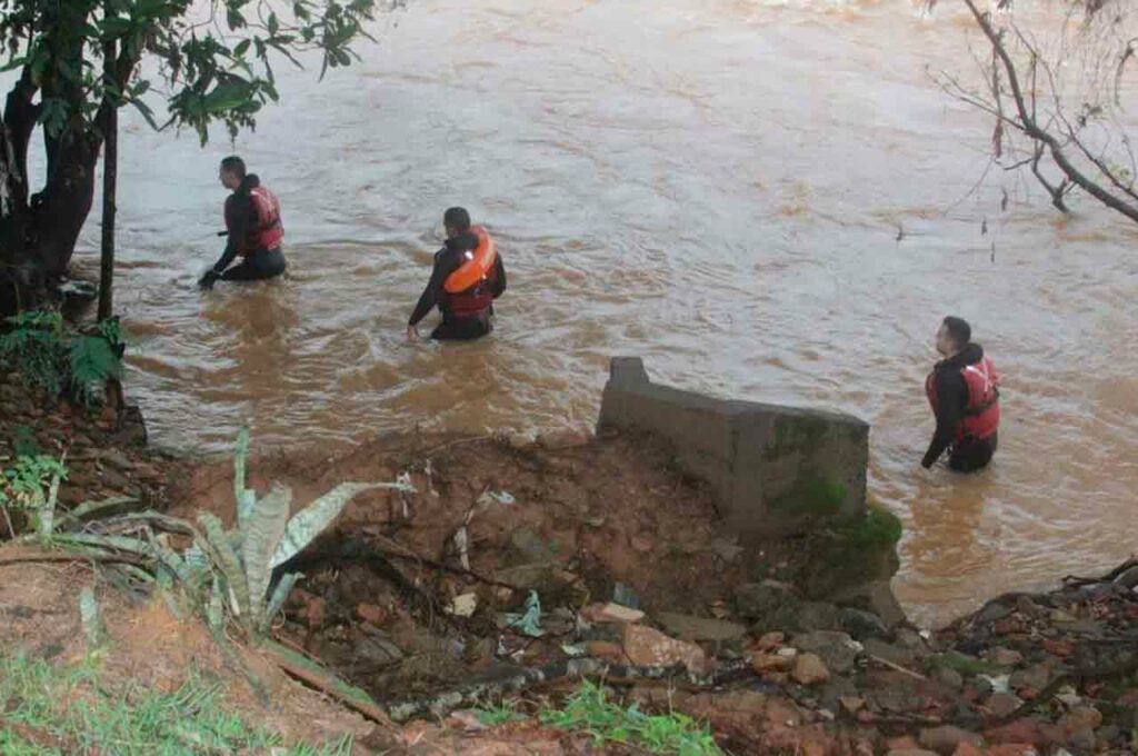 Jovem não aceita fim de relacionamento, espanca filha de 6 anos e a joga em rio