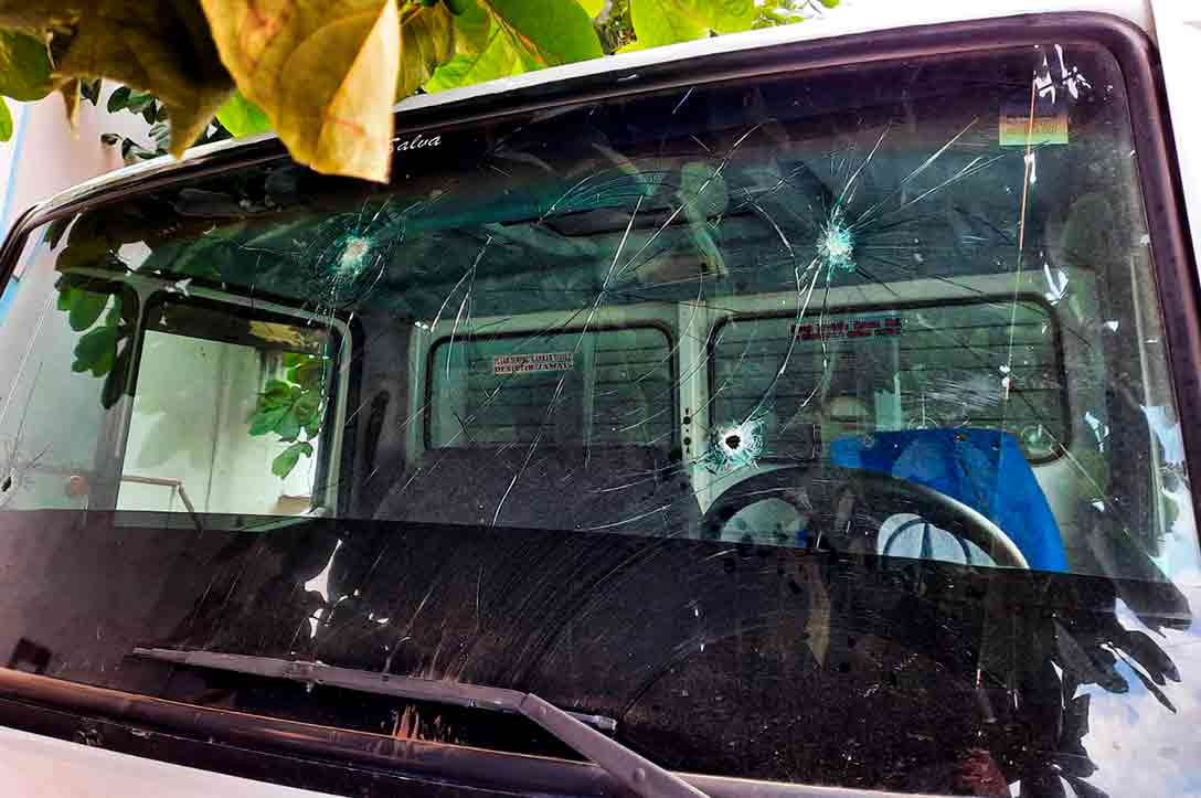 Criminosos efetuaram disparos no para-brisa de caminhão durante assalto em União dos Palmares | © Rayanne Rodrigues/BR104