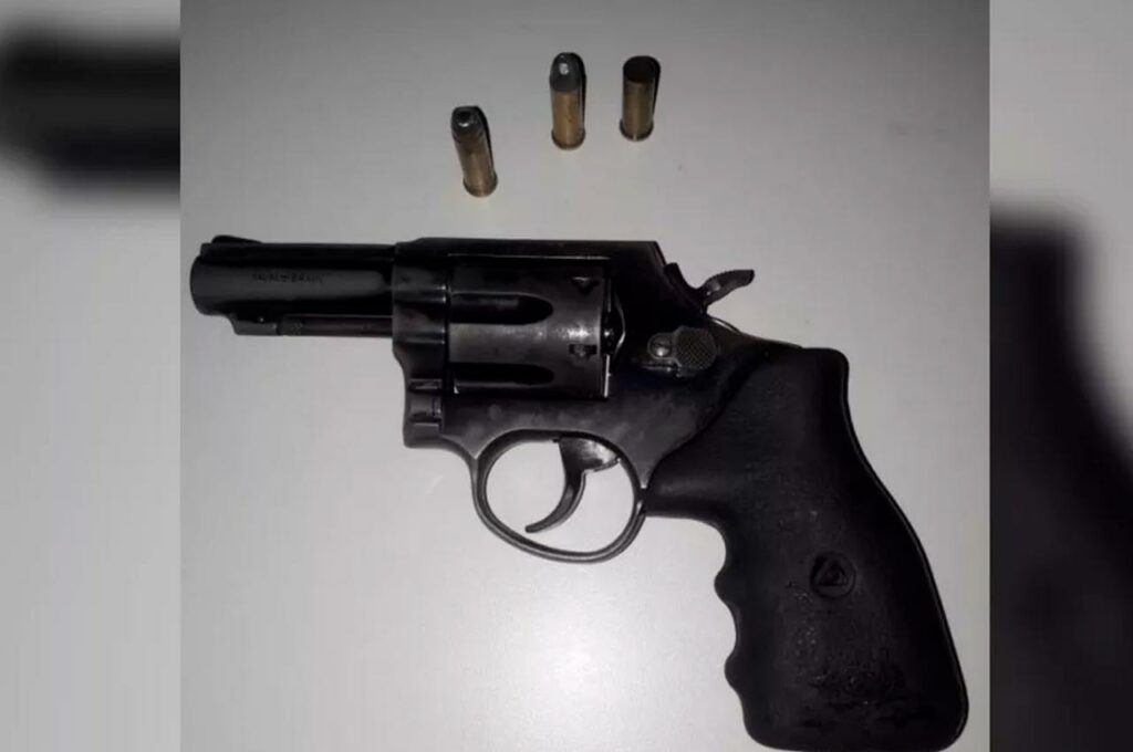 Jovem mata namorado com tiro durante “brincadeira” com arma: “Foi sem querer”