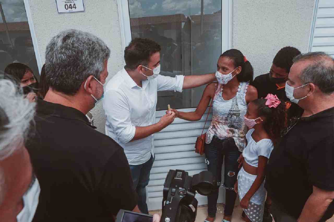 Renato Filho entregando chave da residência a moradora do município do Pilar – © Reprodução/Instagram 