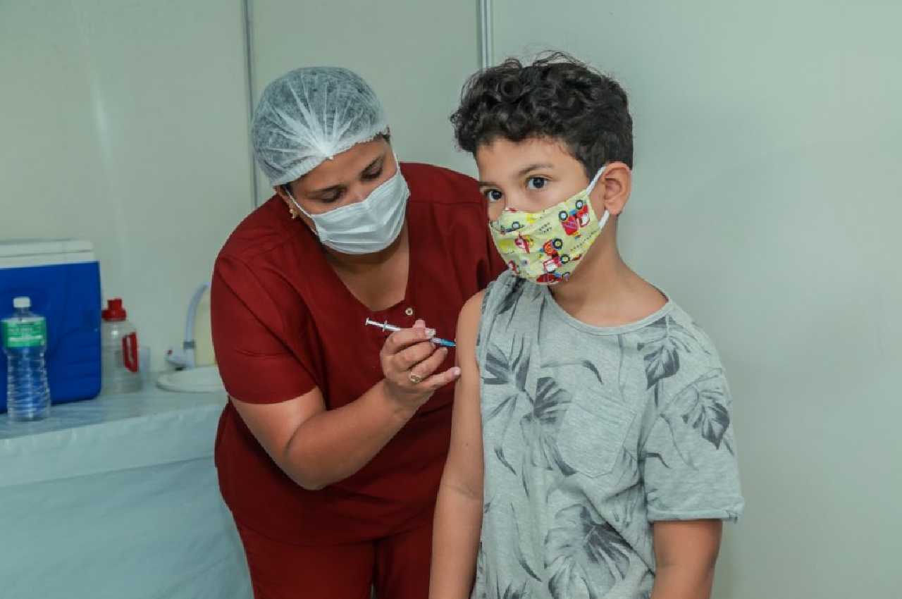Enfermeira vacinando criança em Penedo – © Assessoria 