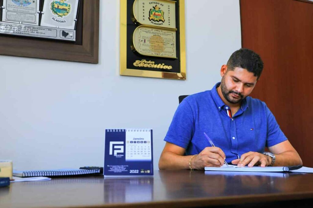 Prefeito de Roteiro cumpre PL que garantiu 14º salário aos servidores da educação