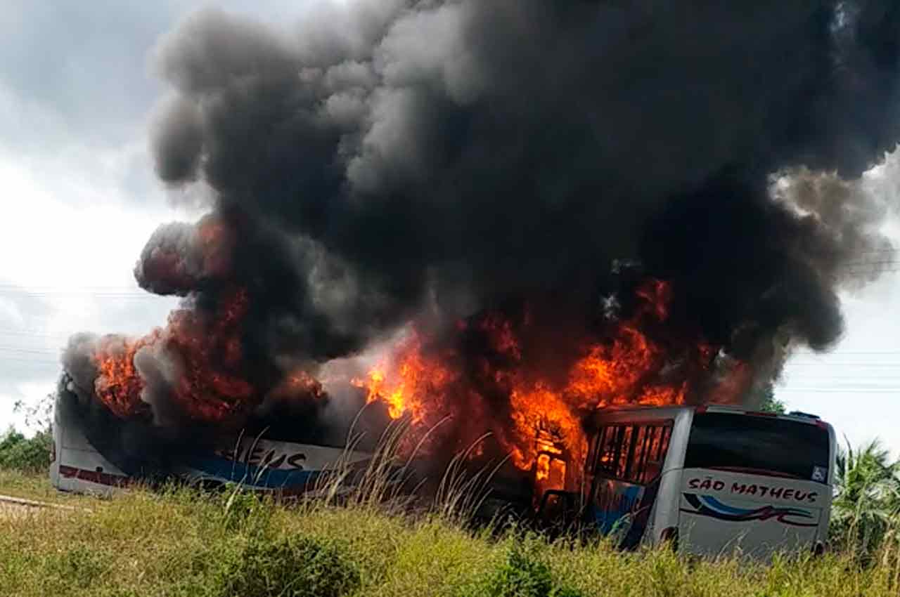Ônibus entraram em chamas após colisão na BA-120 | © Reprodução
