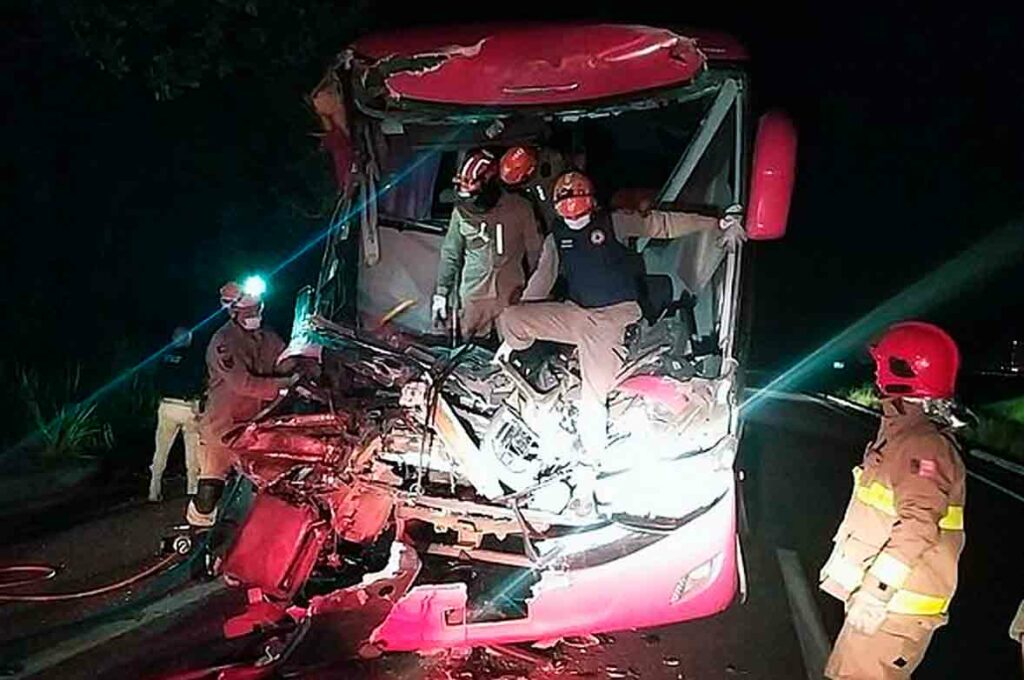 Ônibus que saiu do RN para AL colide contra carreta e deixa mortos e feridos
