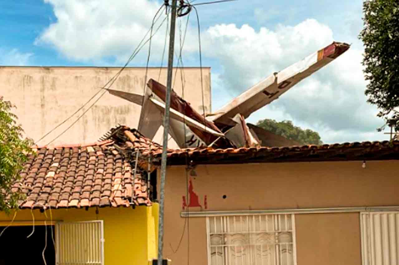 Um vídeo registrado por populares flagraram o momento exato da queda da aeronave | © Reprodução/Redes Sociais