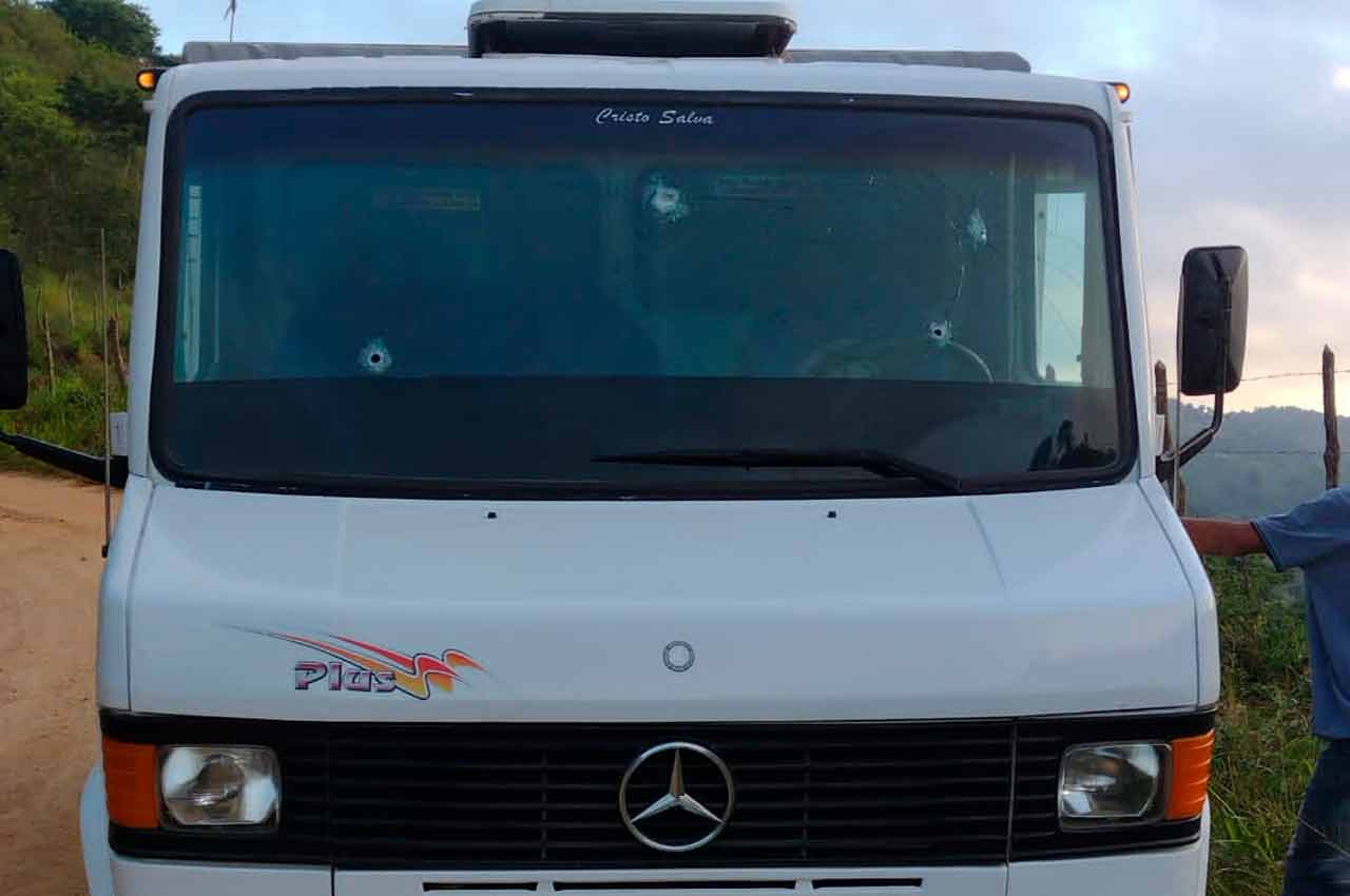 É possível observar pelo menos quatro marcas de tiros no para-brisa do veículo | © Cortesia ao BR104