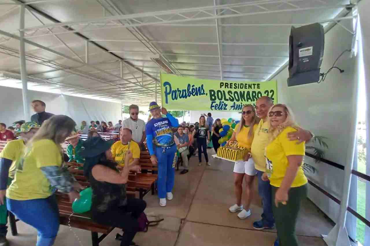 Apoiadores de Bolsonaro fizeram uma festa surpresa para ele nesta segunda (21) | © Reprodução