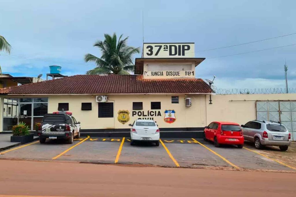 Homem é preso após vizinha flagra-lo beijando meninas de 7 e 8 anos na boca