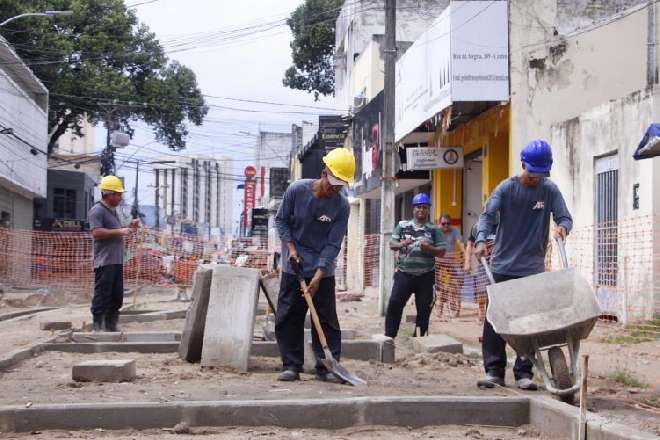 Homens trabalhando no centro de Maceió – © Ascom/Maceió 