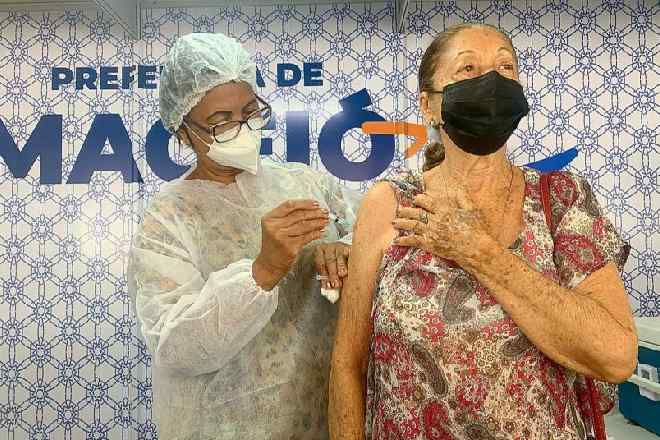 Maceió começa a aplicar a 4ª dose para idosos a partir dos 60 anos