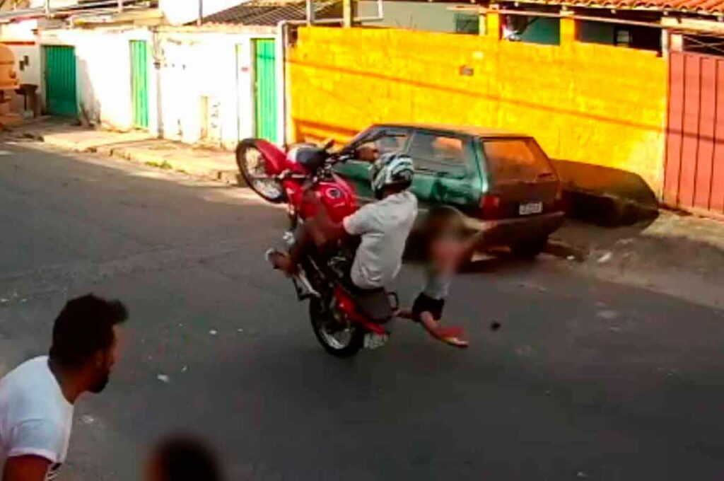Cenas fortes: Criança fica ferida após ser atropelada por homem que empinava moto