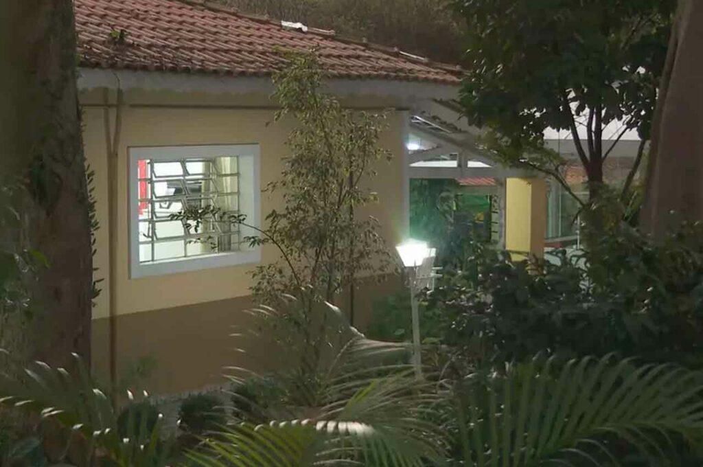 Adolescente de 13 anos esfaqueia dez vezes colega de sala em escola particular