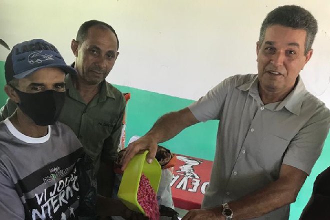 Em Branquinha, Neno Freitas distribui mais de 1 tonelada de milho para agricultores