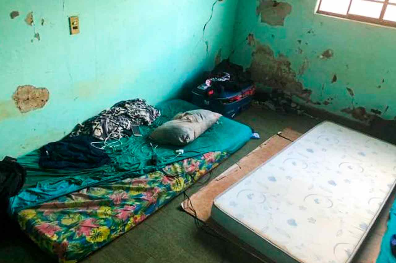  No alojamento, não havia camas ou armários e os banheiros estavam em condições precárias | © Assessoria