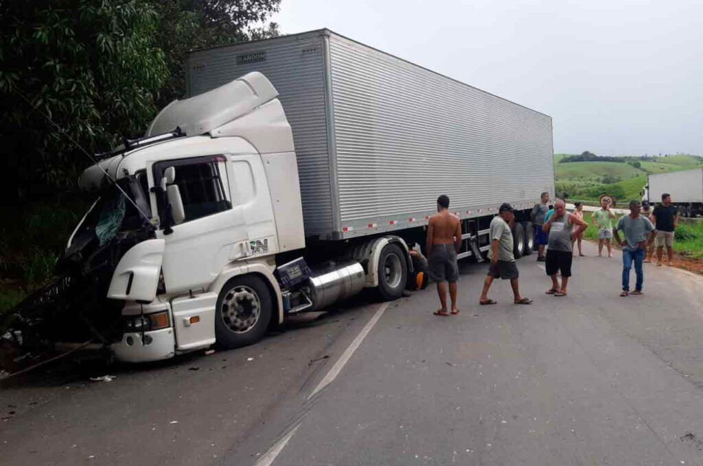 Batida entre dois caminhões interdita BR-101, em Joaquim Gomes