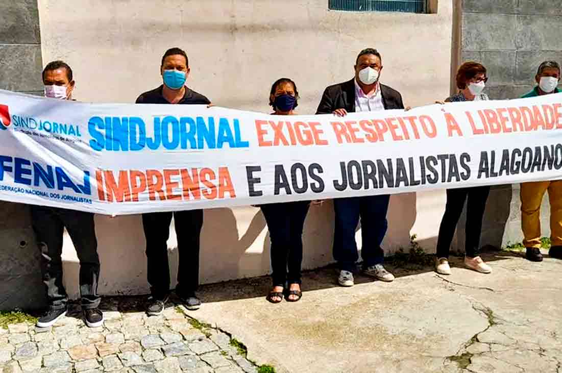 Segurando faixas, membros do Sindjornal exigiram respeito à liberdade de imprensa e aos jornalistas | © Sindjornal